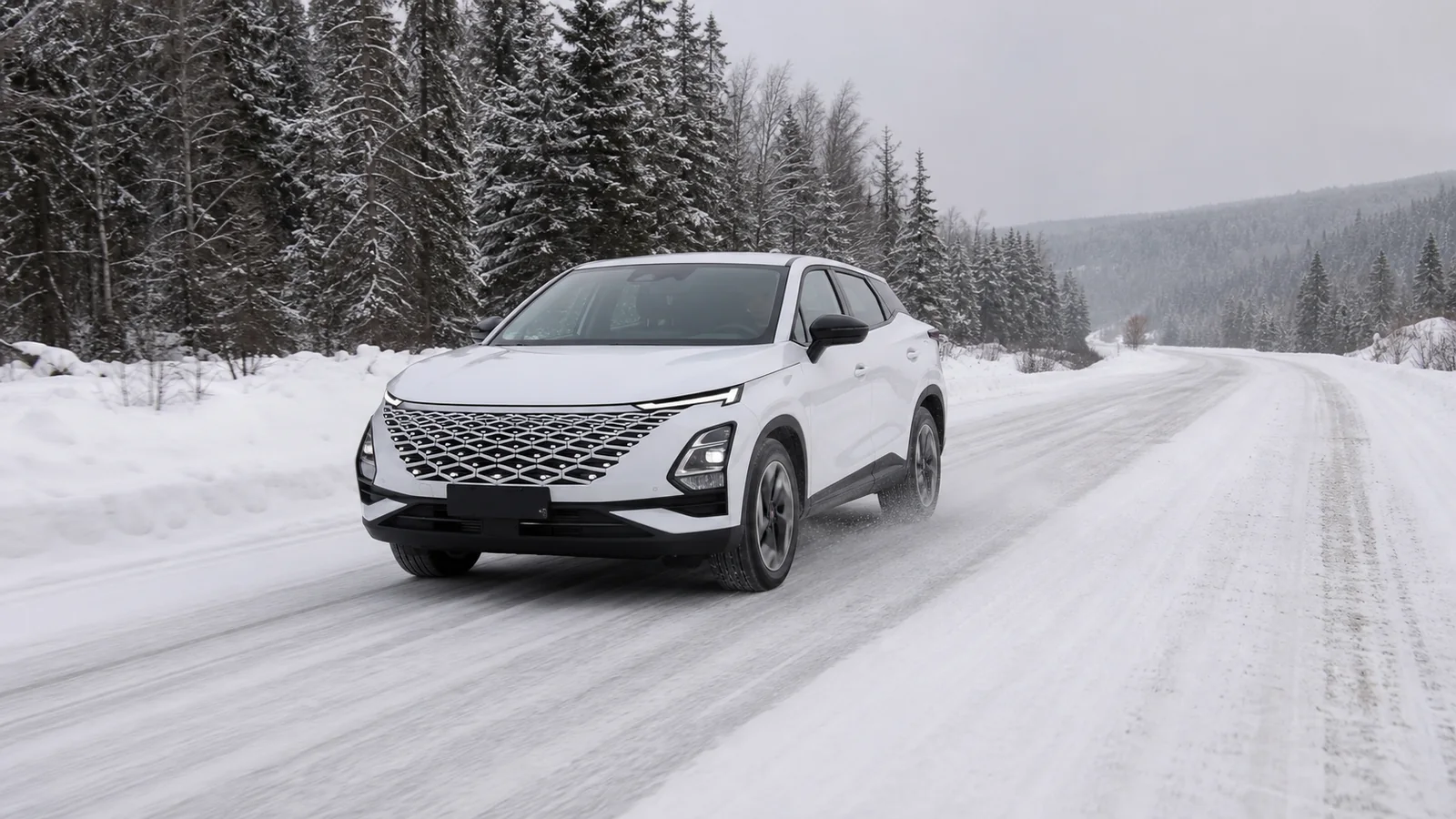 Белый Omoda C5 на заснеженной дороге