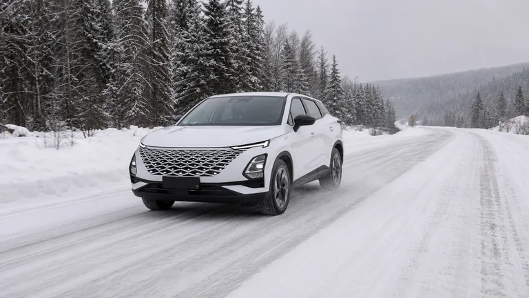 Omoda C5 AWD в редакционной фотосцене